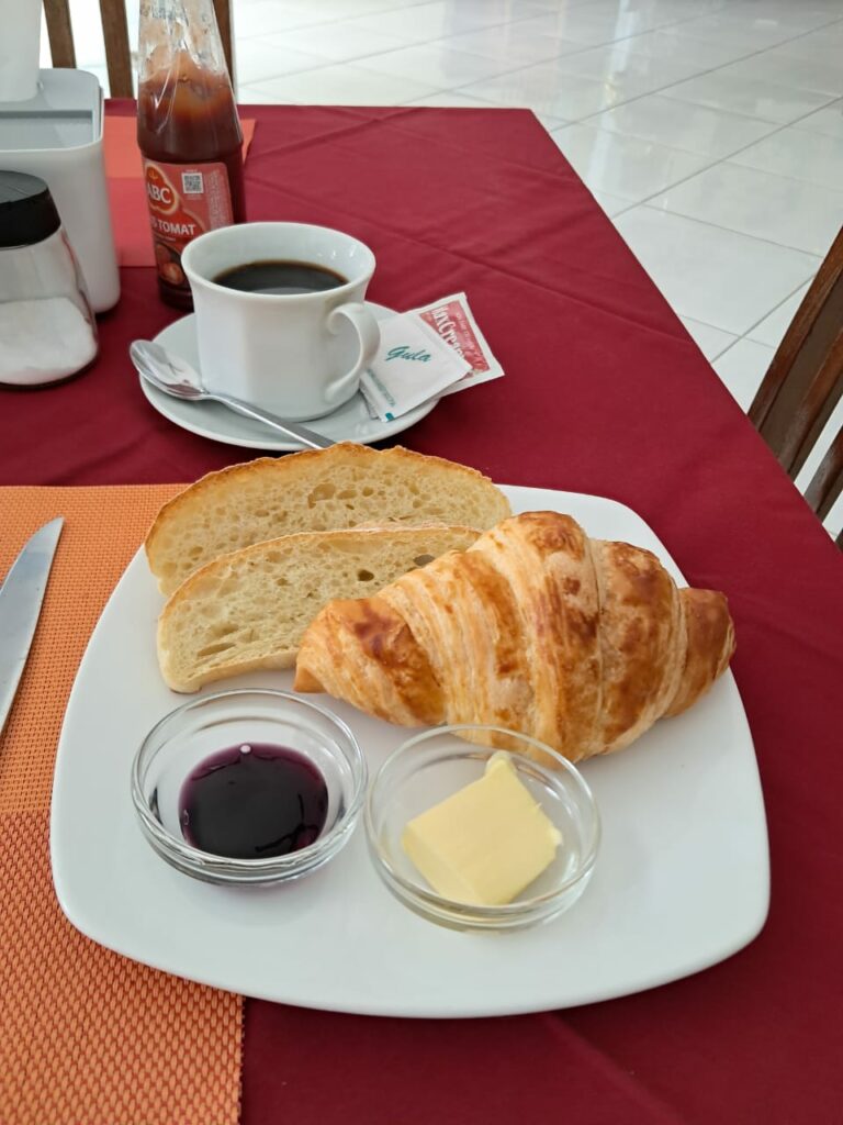 Continental breakfase, with french croisans